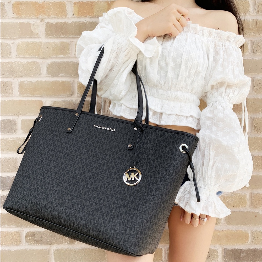 👜💕 Michael Kors Large Carryall Tote - Picture 2 of 5